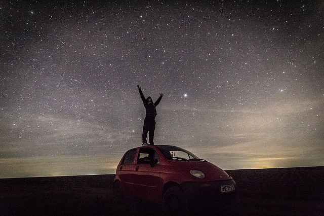 夜の空と車の画像